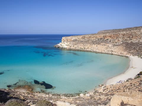 Das Wasser in der Spiaggia dei Conigli auf Lampedusa ist ein echter Traum. Die Spiaggia dei Conigli auf Lampedusa mit klarem Wasser.