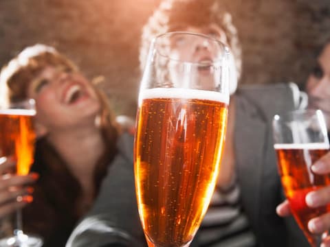 Das Verhältnis zwischen Frauen und Alkohol
