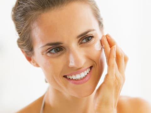 Eine Frau pflegt sich mit selbstgemachter Creme 