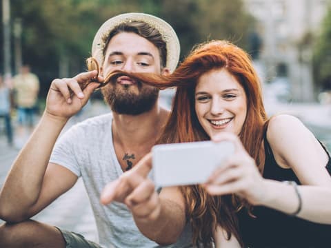 Eine Frau und ein Mann führen eine rein freundschaftliche Beziehung