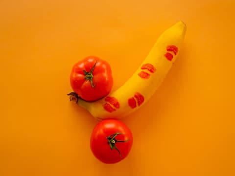 Penis aus Banane und Tomaten