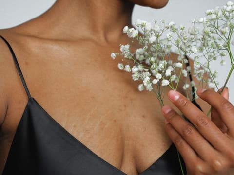 frau-mit-blume