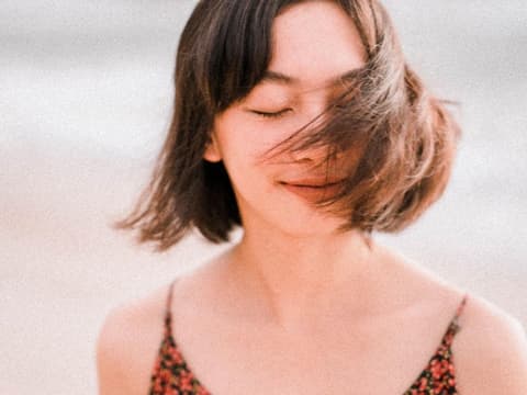 frau-mit-kurzem-haar