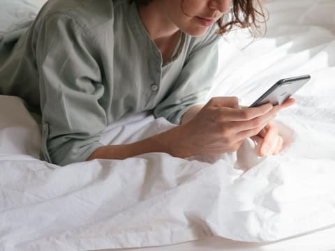 frau-mit-smartphone