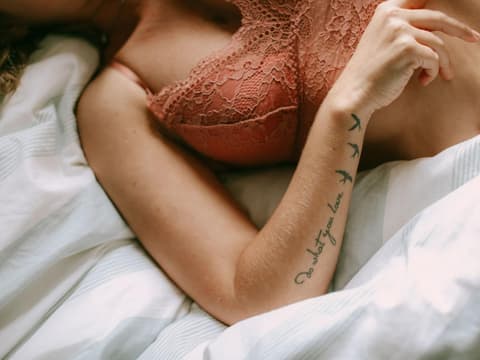 frau-liegt-im-bett