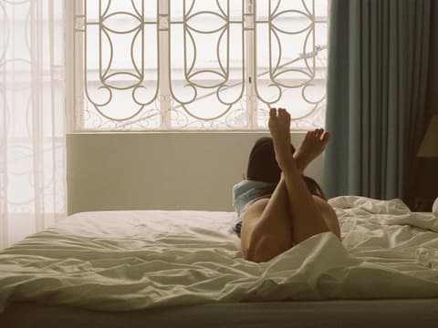 frau-liegt-im-bett