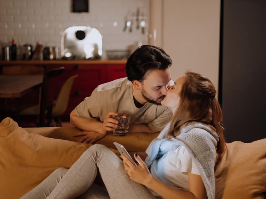 Stellungen für Sex auf dem Sofa