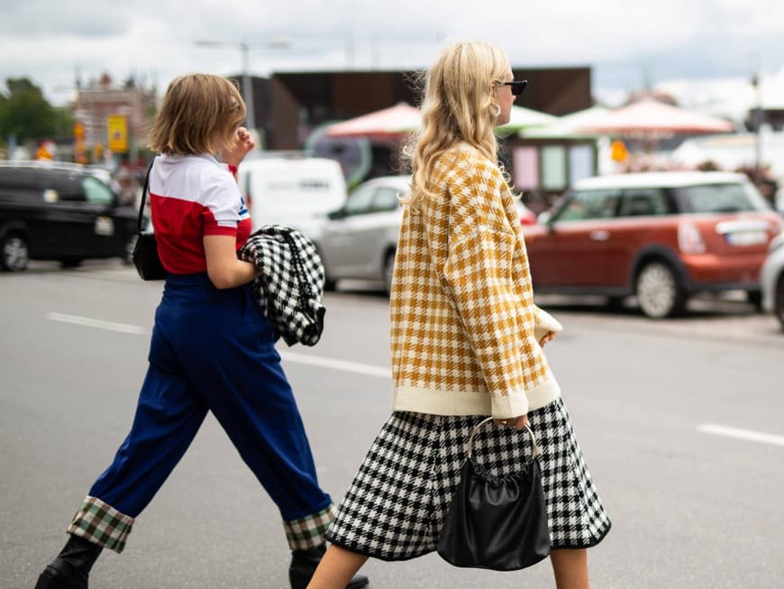 Zwei Frauen in Cardigans