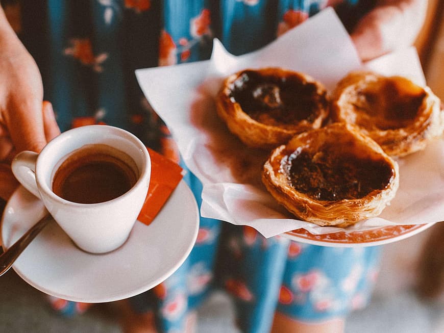 Frau mit Kaffee und Kuchen