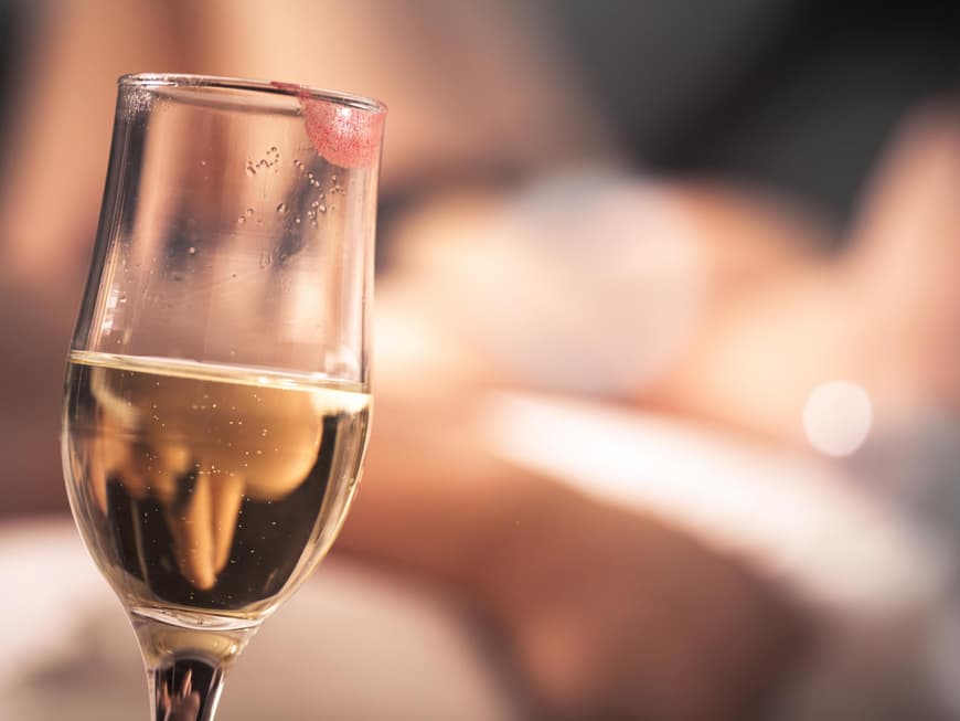 Glas Sekt mit Lippenstift