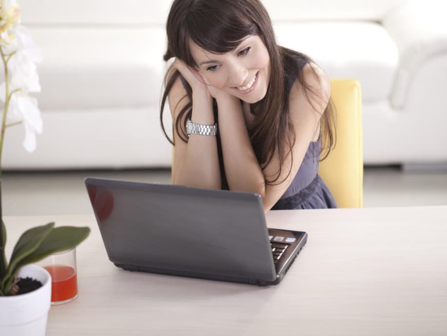 Junge Frau verliebt am Laptop