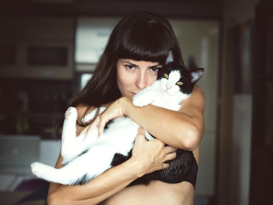 Frau mit Katze