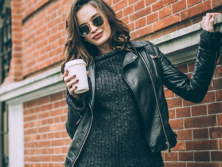 Junge Frau in Lederjacke