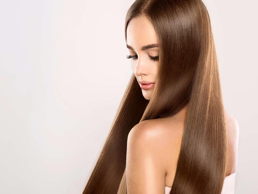 Frau mit langen glatten Haaren