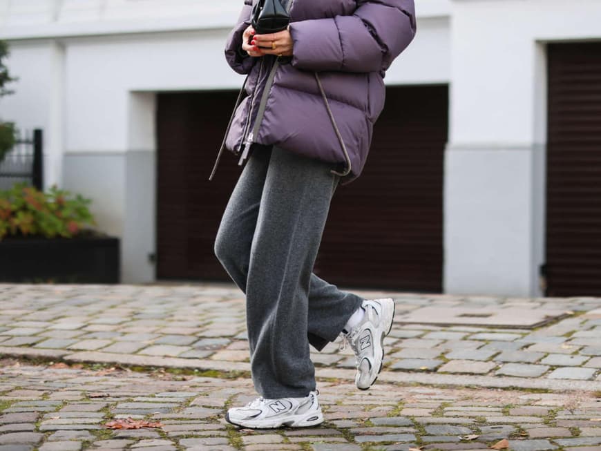 Frau mit Sneakern