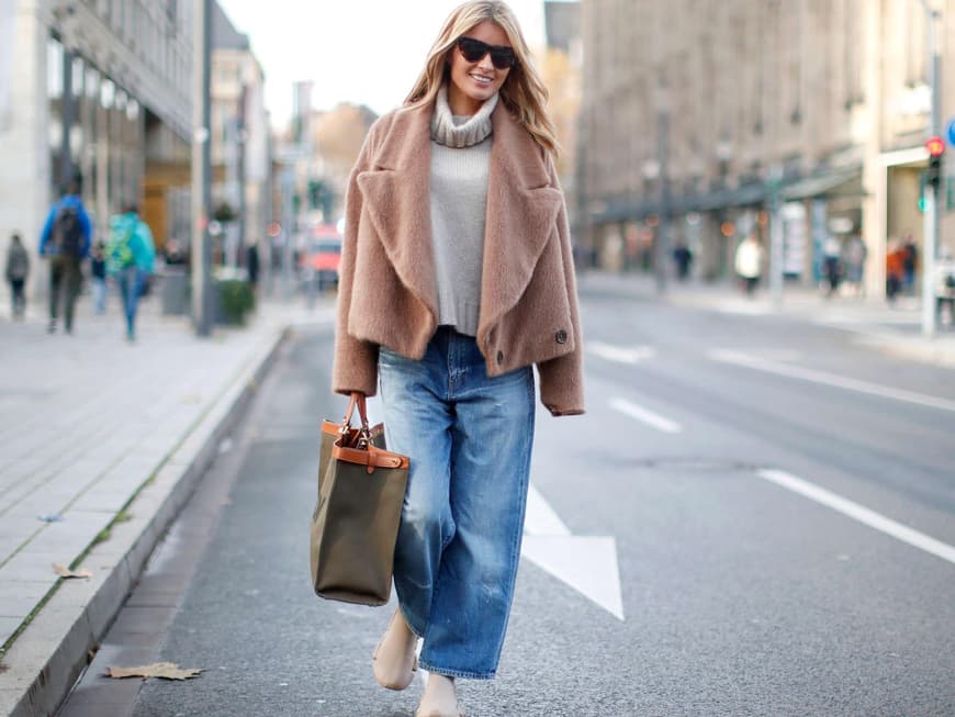 Frau mit Teddy-Jacke