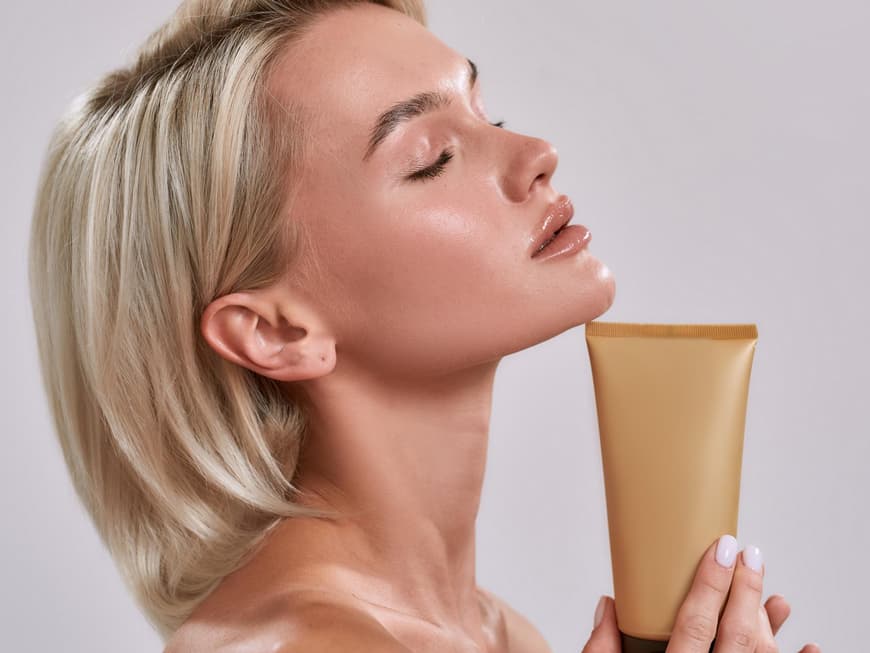 Frau mit Selbstbräuner