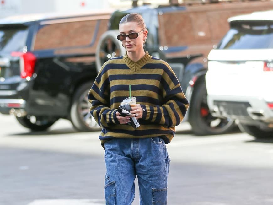 Hailey Biber in Jeans-Cargohose