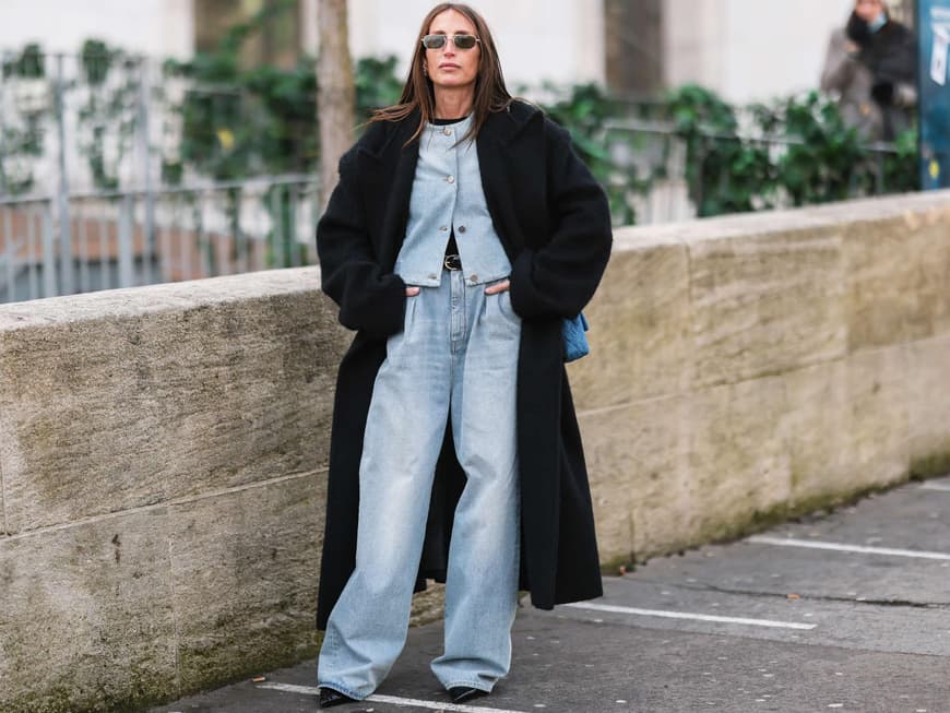 Frau mit Baggy Jeans