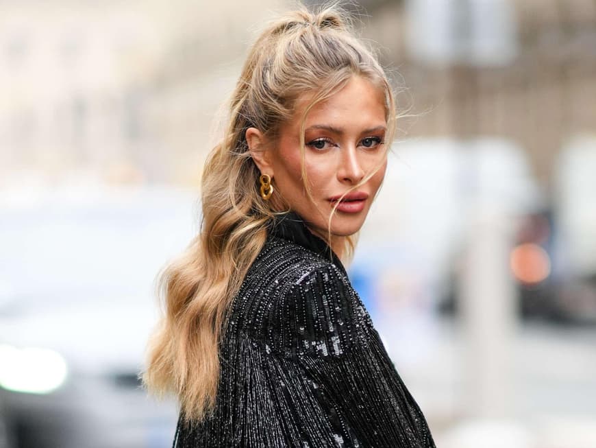 Frau mit blonden langen Haaren