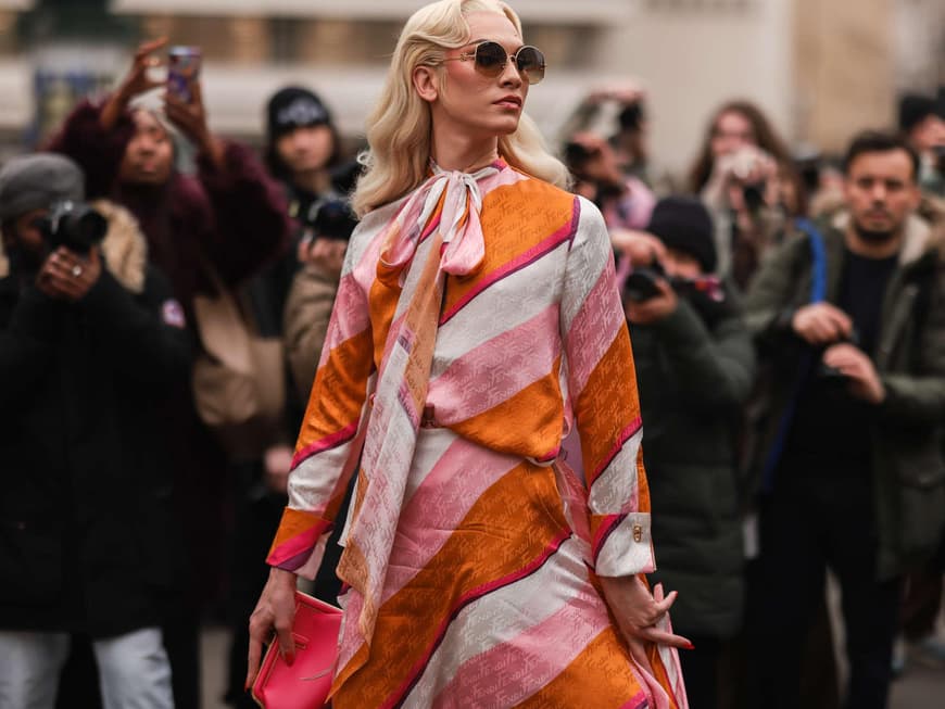 Frau mit Kleid Fendi