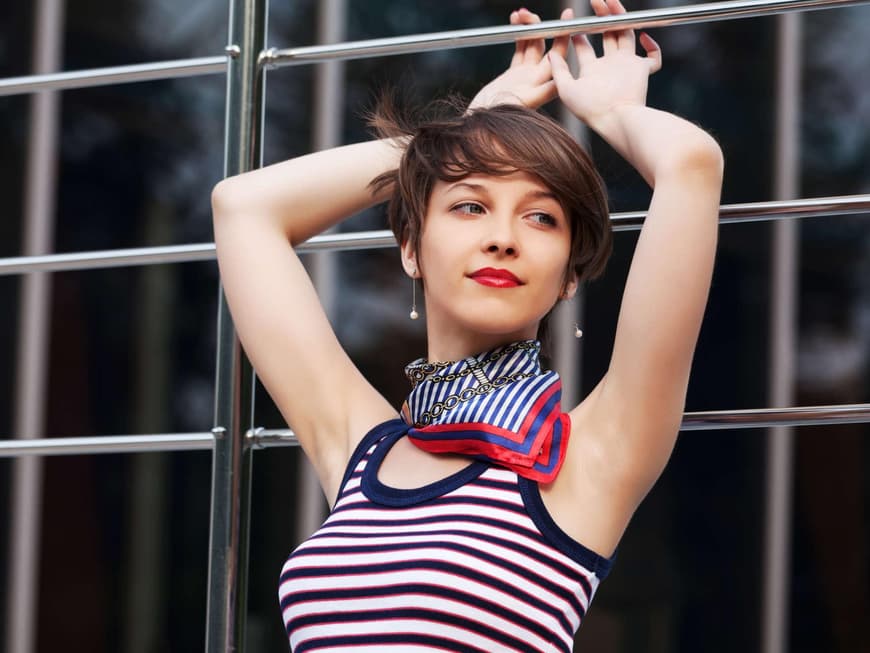 Frau mit Long Pixie