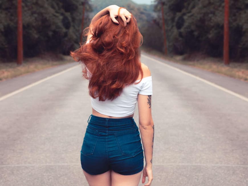 Frau mit roten Haaren