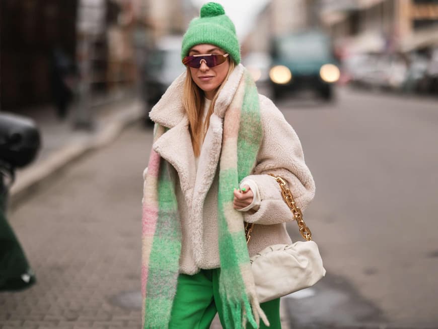 Teddy-Jacke mit gruenen Accessoires Sonia Lyson