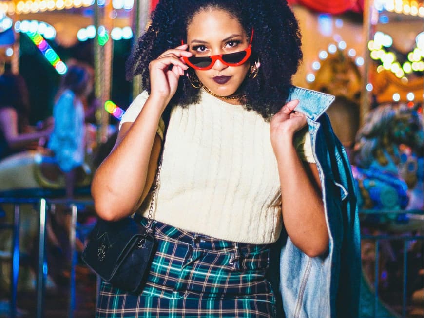 Curvy Frau mit Sonnenbrille