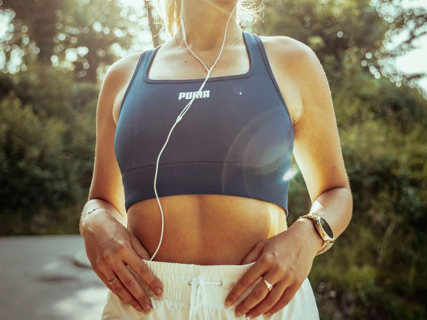 Frau Bauch sportlich