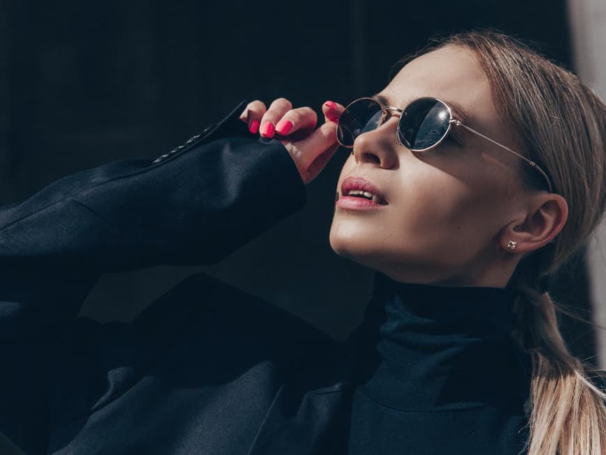 Frau mit Sonnenbrille