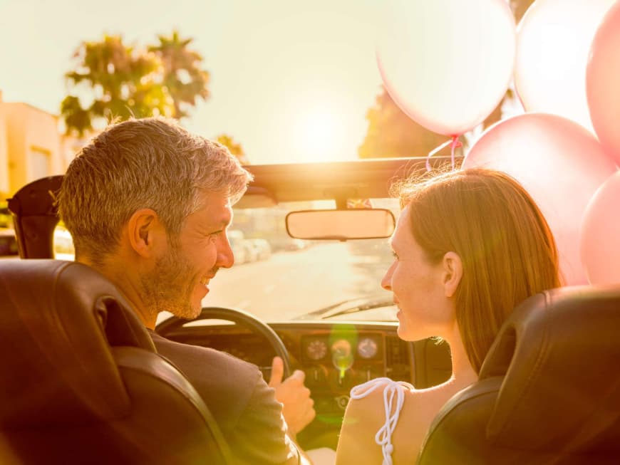 Frau im Mann im Auto