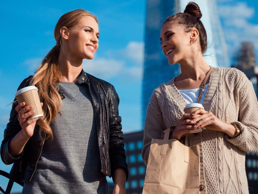 Zwei Frauen mit Kaffee to go