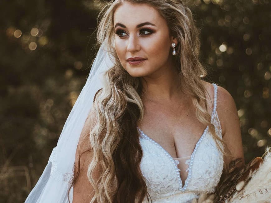 Braut blond curvy sexy