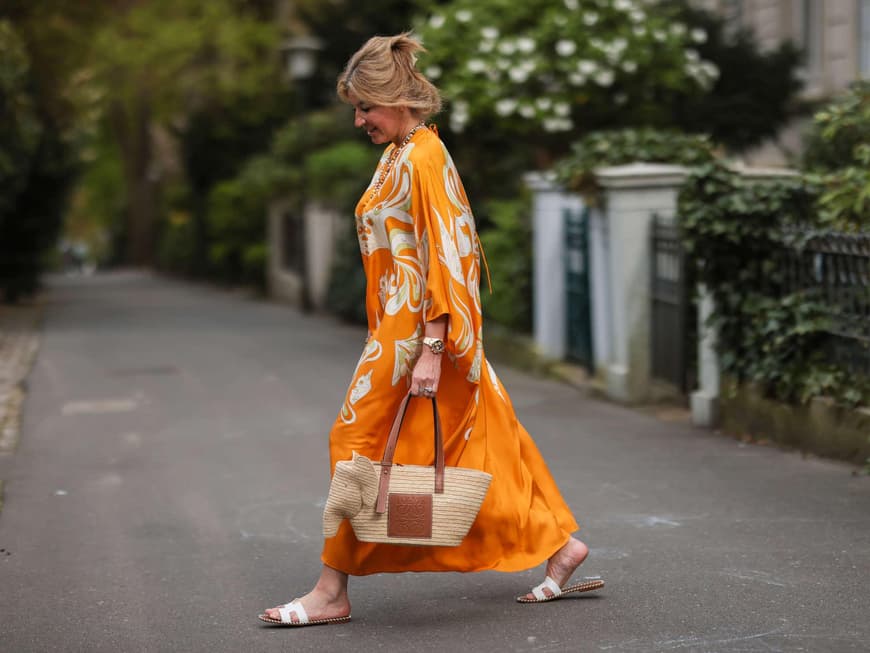 Frau im langen Sommerkleid