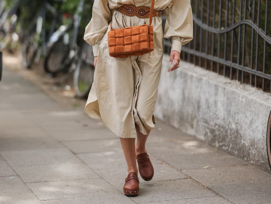 Frau mit Kleid Sue Giers