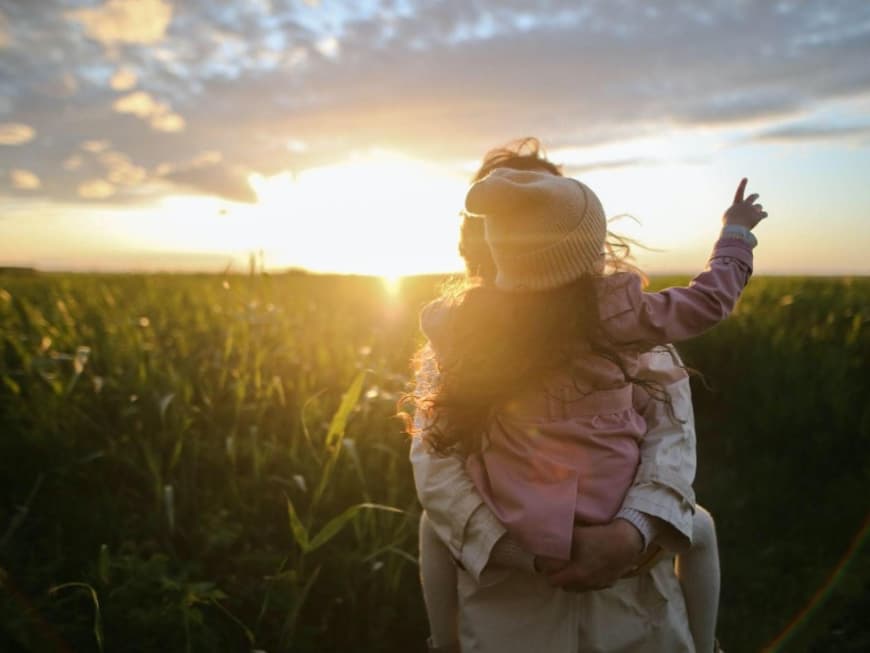 Mutter mit Tochter in der Natur