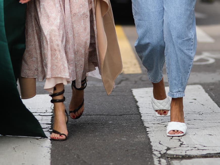 Frauen tragen Sandalen
