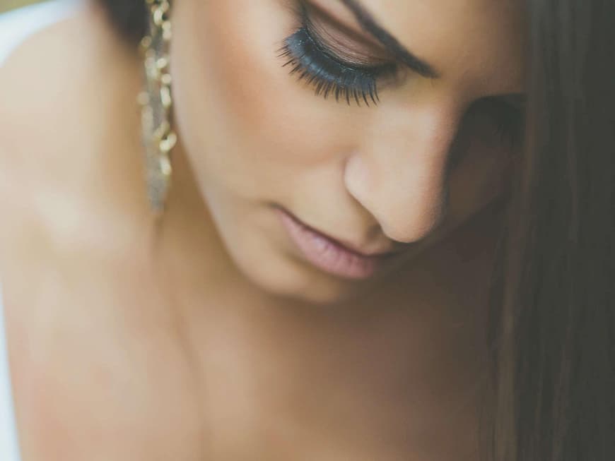 Frau mit langen Wimpern