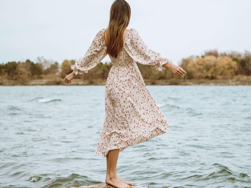 Frau im Kleid