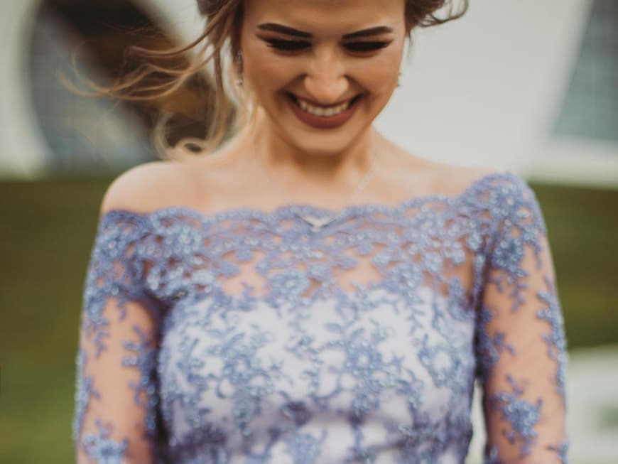 Was ziehe ich als Gast zu einer Hochzeit an? Das sind die schönsten Kleider Was ziehe ich als Gast zu einer Hochzeit an? Frau mit fliederfarbenen Kleid