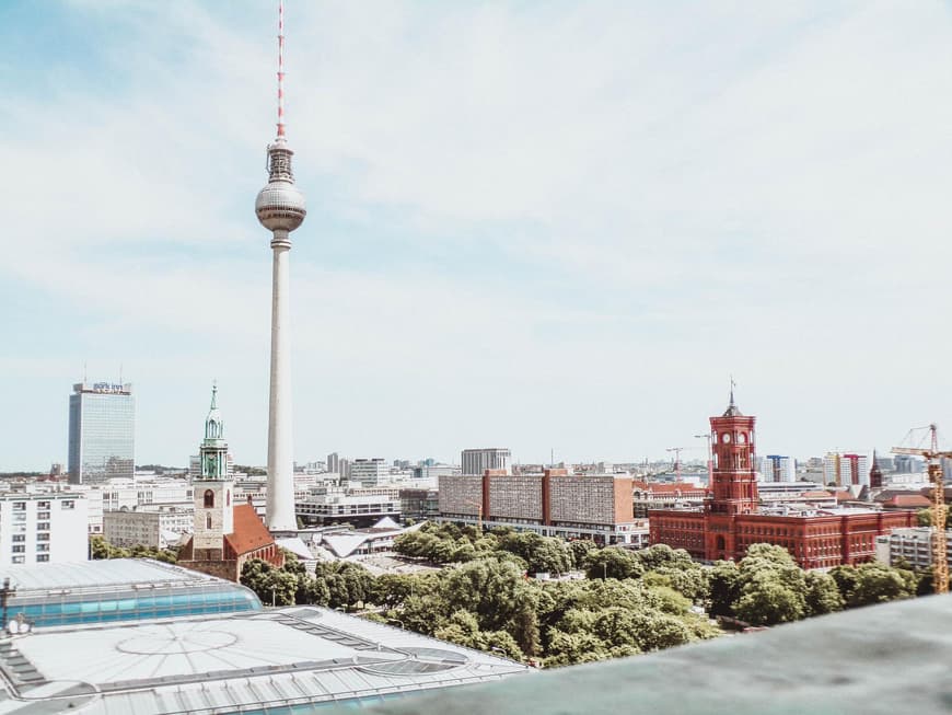 Berlin ist eine weltbekannte Metropole. Ein Blick über die Dächer von Berlin und auf den Fernsehturm.
