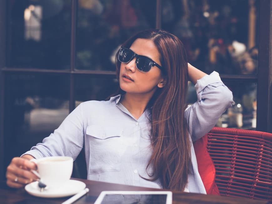 Frau im Cafe