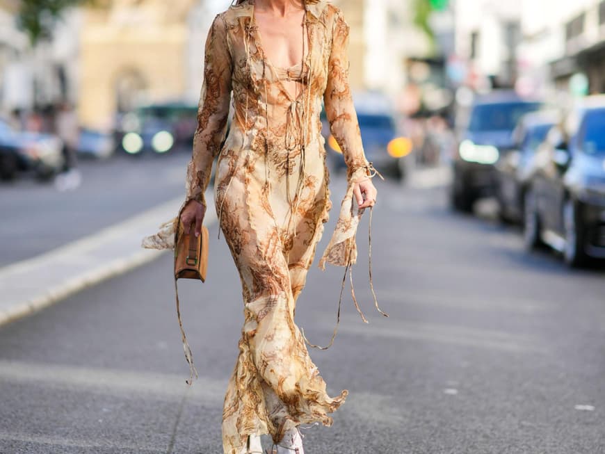 Frau mit Kleid langarm
