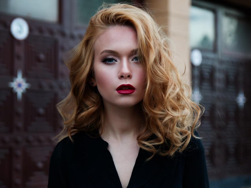 Frau mit roten Lippen