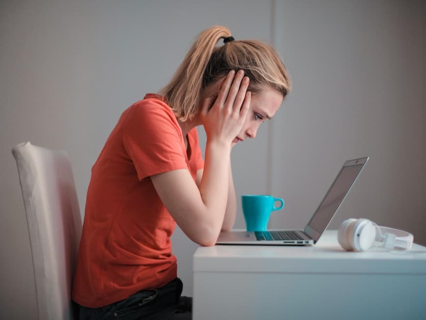 Frau vorm Laptop