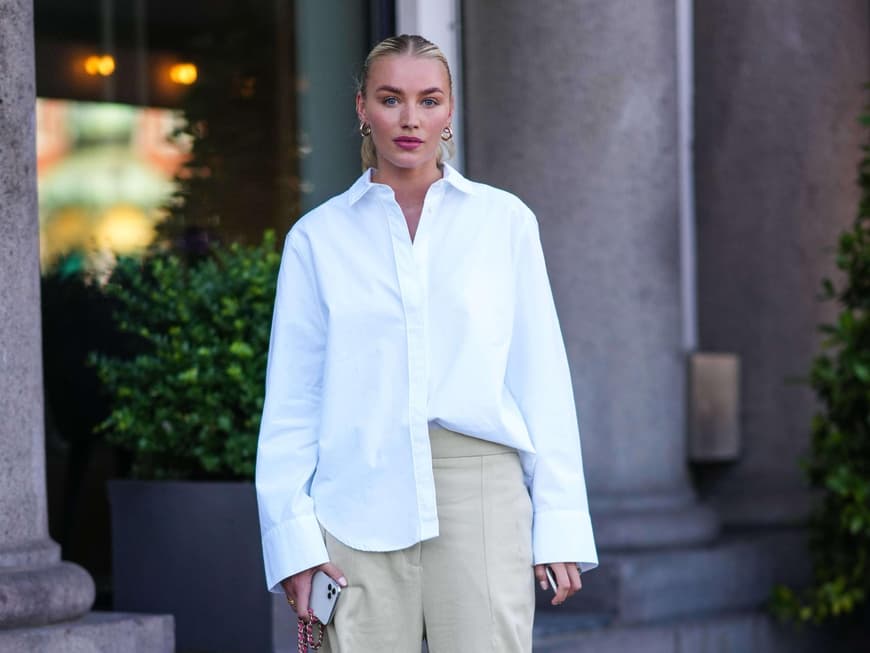 Frau blond Sleek Bun