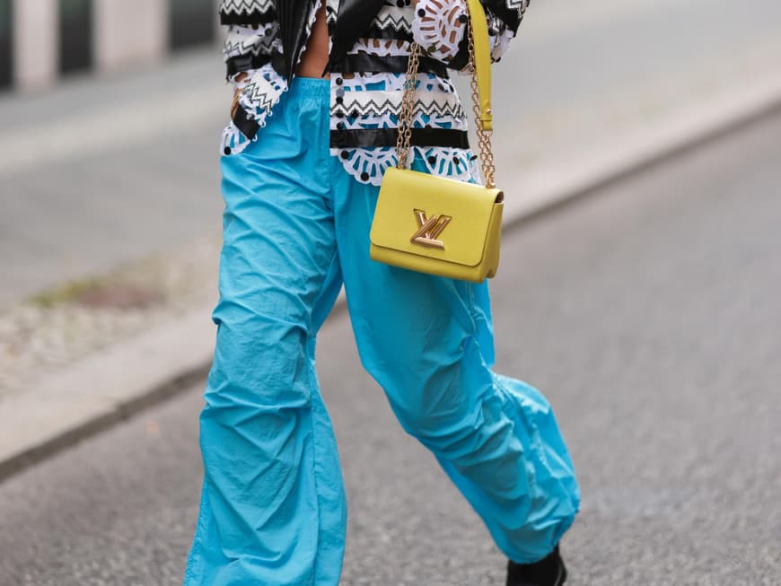 Frau mit blauer Hose