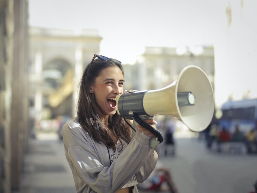 Frau mit Megaphone