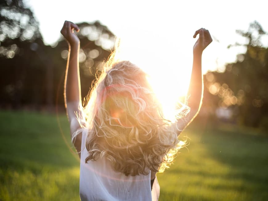 Frau von hinten blond
